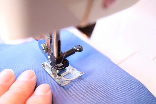 ミシンを使う手元