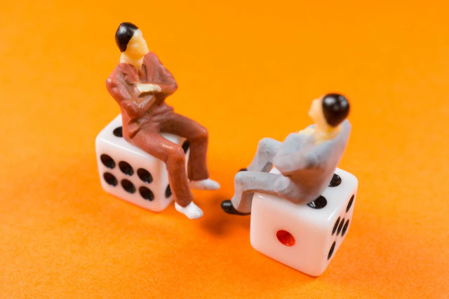 会話している男性