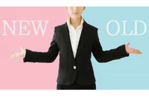 女性が両手を広げている。背景にNEW、OLD