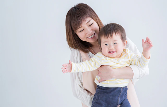 笑顔の保育士と子ども