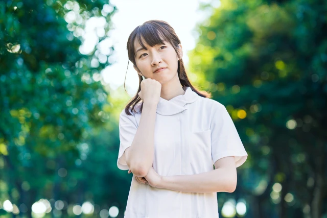考える看護師さん