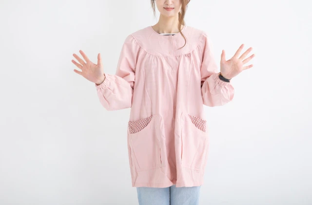 手を広げる保育士さん