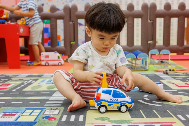 ミニカーで遊ぶ子供