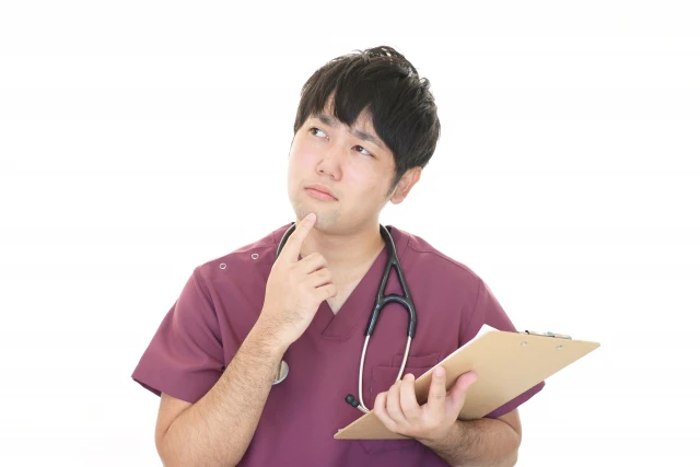 考える男性スタッフ