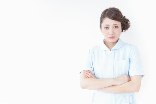 悩む看護師