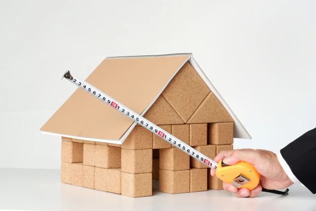 家の模型とメジャー