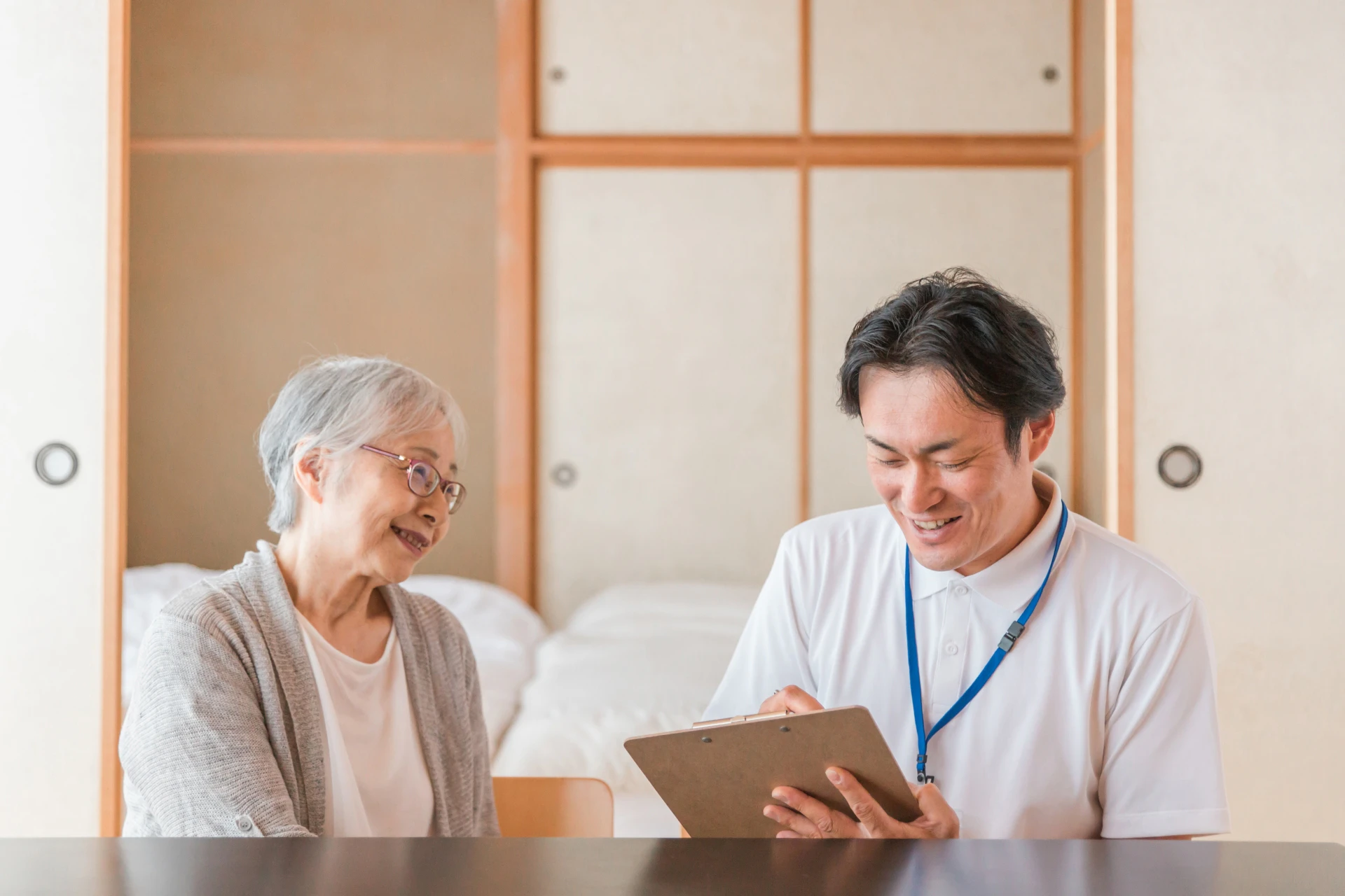 話を聞く看護師さん