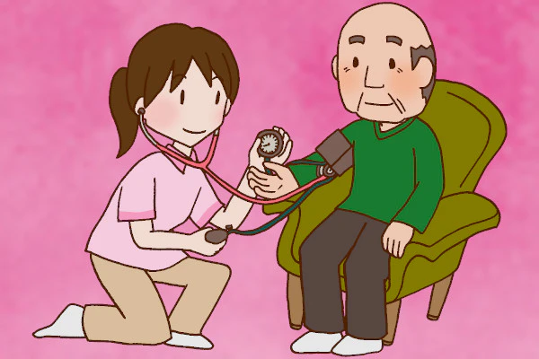 看護師がおじいさんの血圧測定をしている