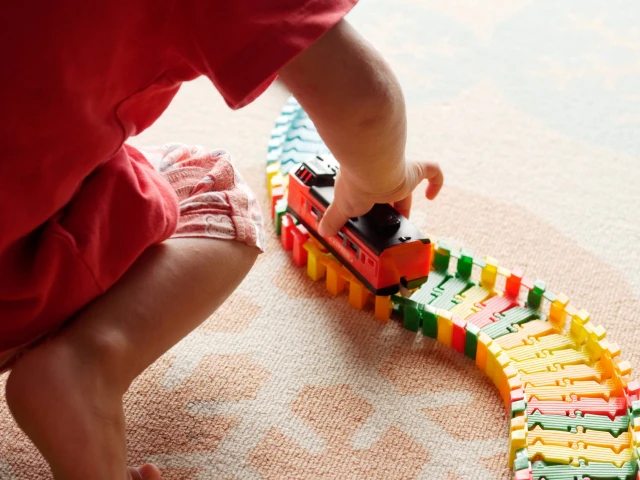 おもちゃの電車で遊ぶ子ども