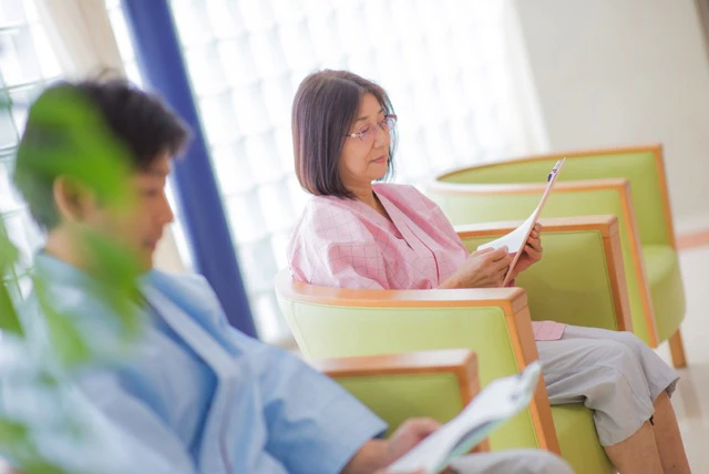 病院のソファに座っている患者さん