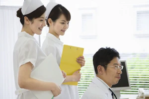 医師と看護師が話している