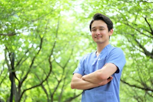 腕を組んでいるスタッフ