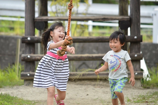 公園で遊ぶ子供たち