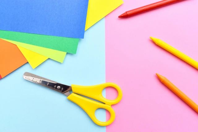 折り紙とハサミとクーピー