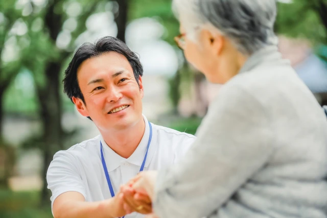 笑顔で接する男性スタッフ