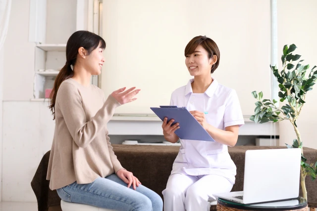 相談する女性とスタッフ