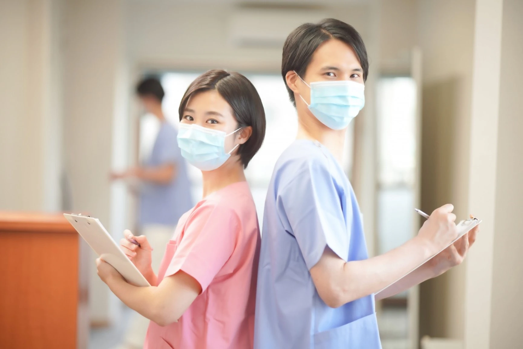 女性看護師さんと男性看護師さん