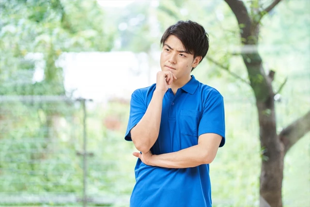 考えるスタッフ