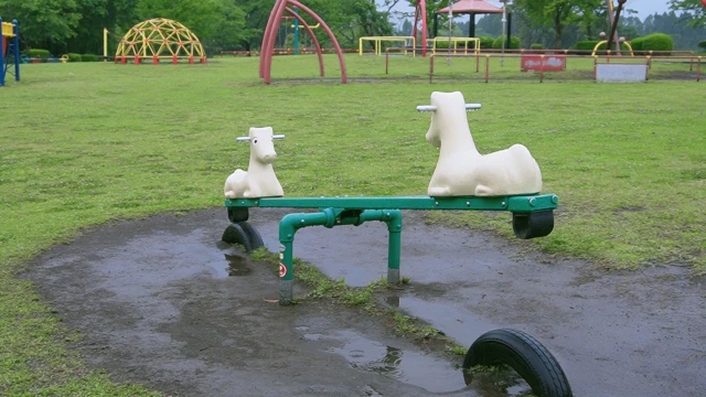 シーソーがある雨に濡れた公園