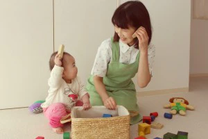 子どもと遊ぶ保育士さん