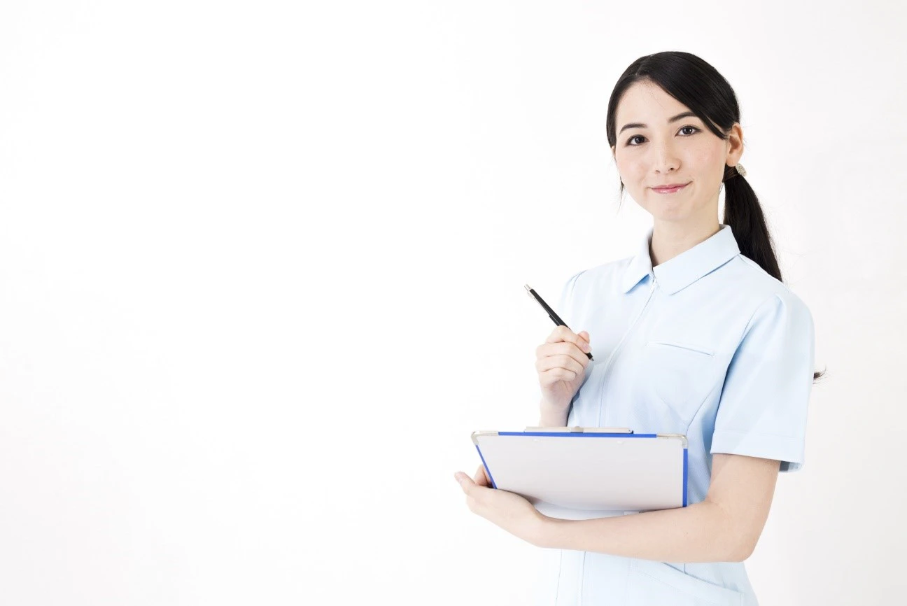 バインダーを持っている看護師