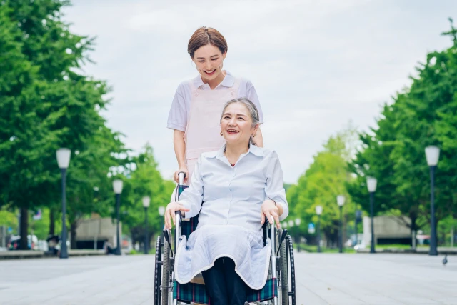車椅子の女性とスタッフ