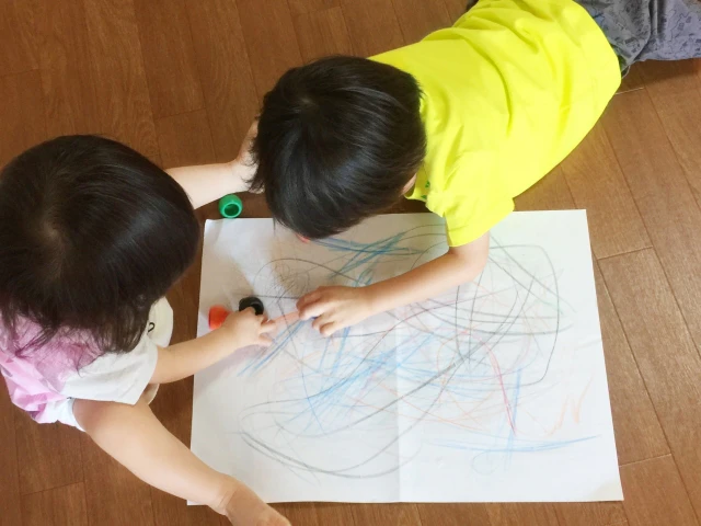 お絵描きをする子ども