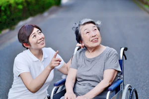 車いすの女性と介助する女性が上を見上げる様子