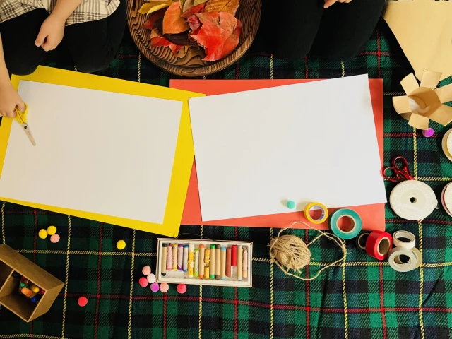 画用紙とクレヨン