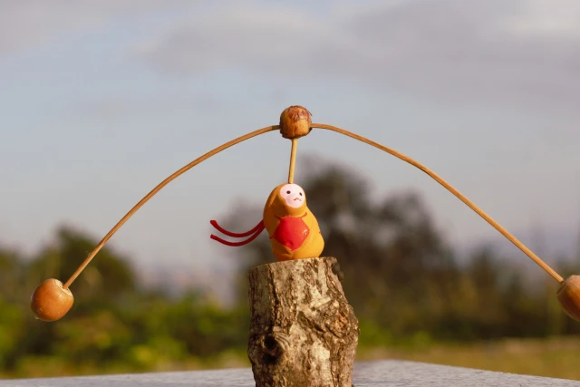 どんぐりで作ったやじろべえ