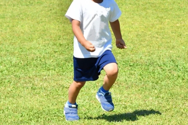 走っている子供