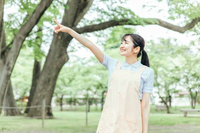 先を示すスタッフ