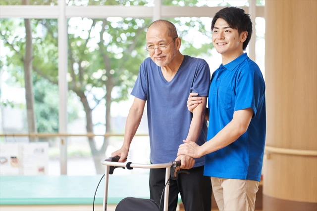 介助するスタッフと男性