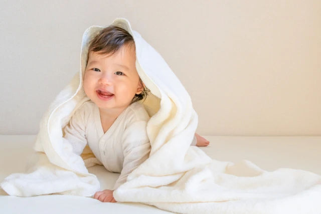 毛布にくるまる赤ちゃん