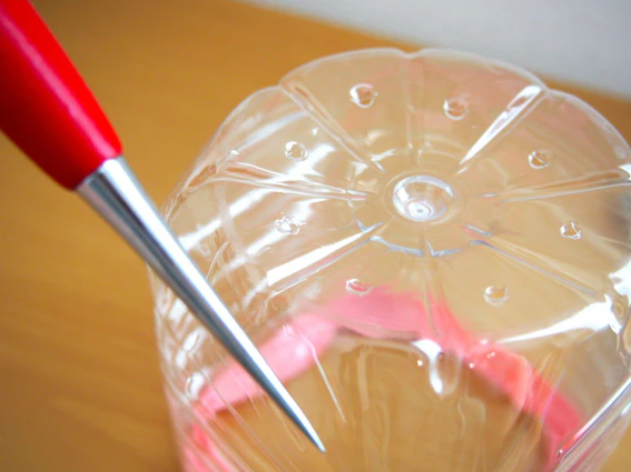 ペットボトルとキリ