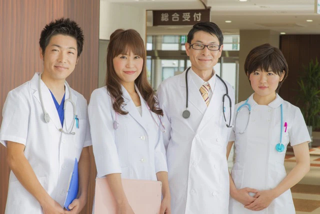 医療従事者が並んで立っている