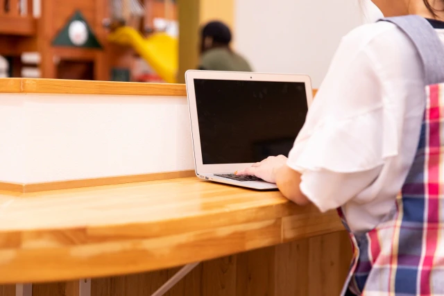 パソコンに向かう保育士さん