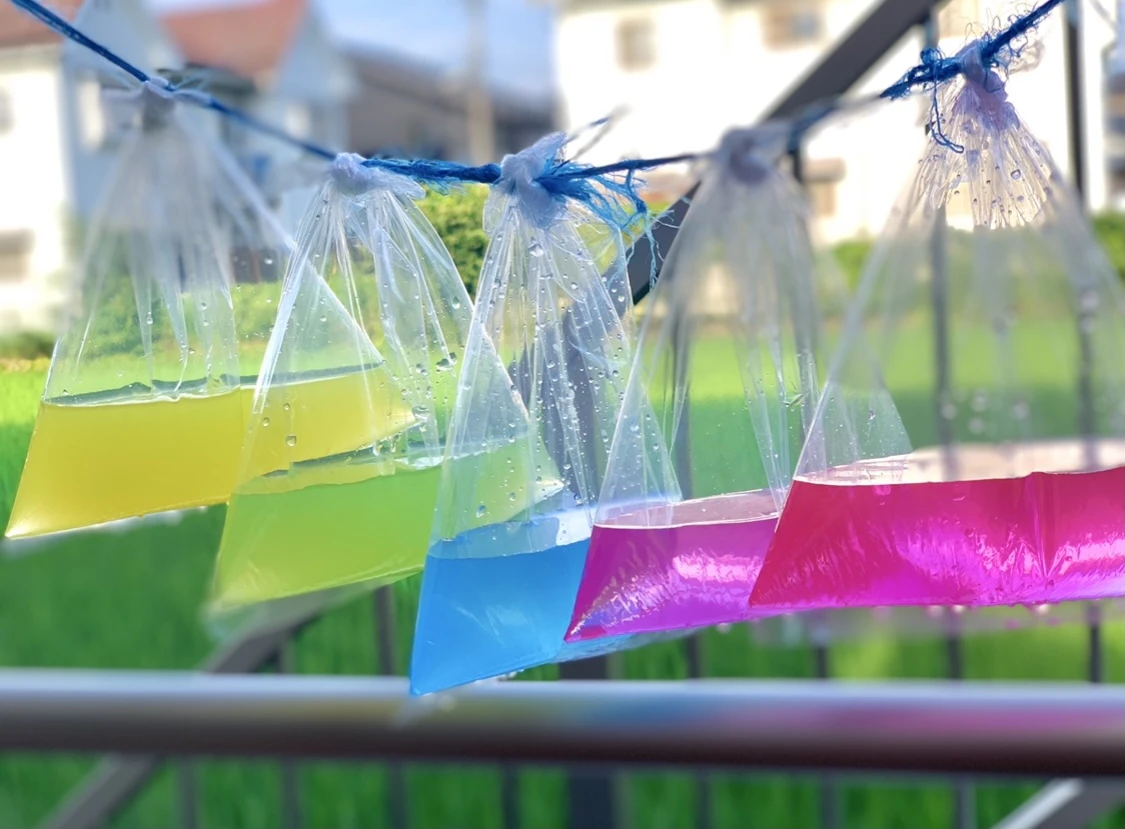 カラフルな色水