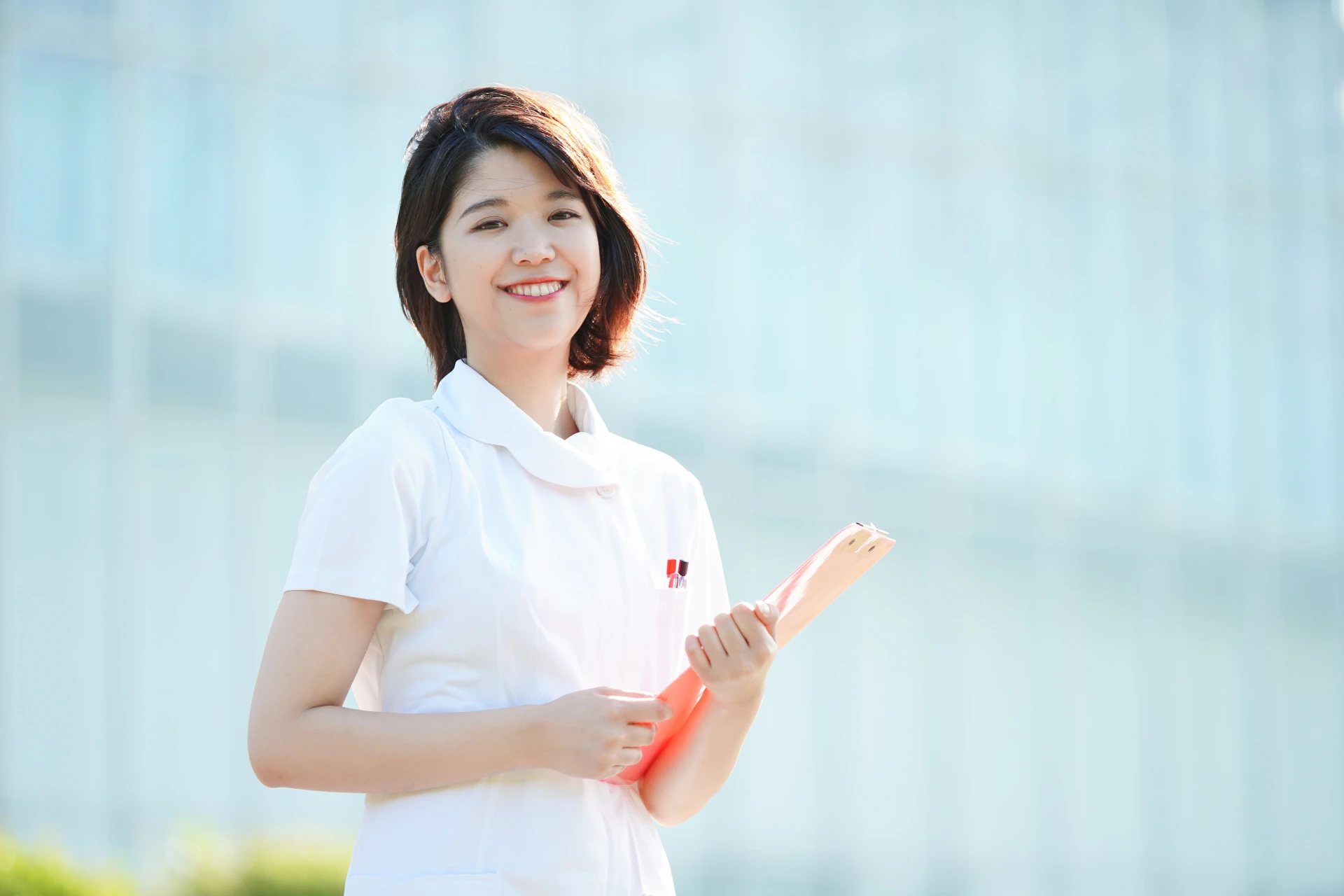 笑顔を向ける看護師さん