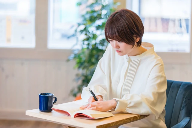 勉強している女性