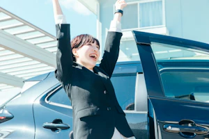 両手を挙げて喜ぶ女性