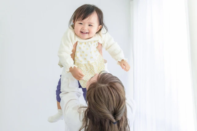 子供を抱き上げるお母さん