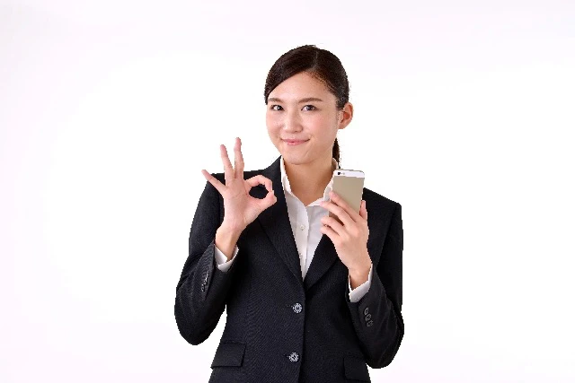 OKサインをしてるスーツの女性