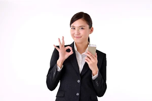 OKサインをしてるスーツの女性