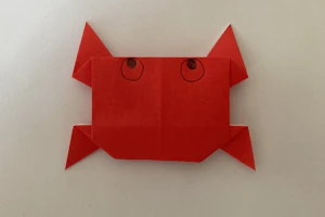 折り紙で作ったカニ