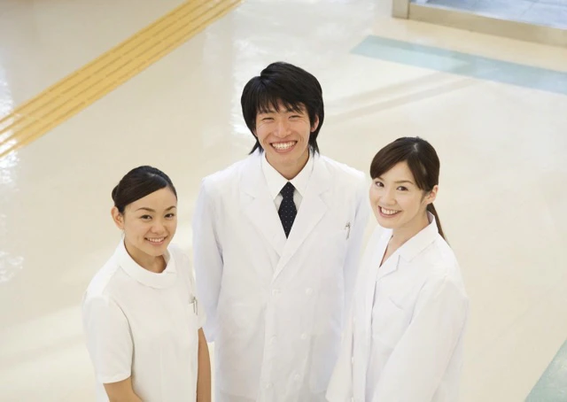 看護師と医師が笑って立っている