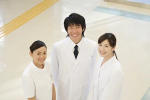 看護師と医師が笑って立っている