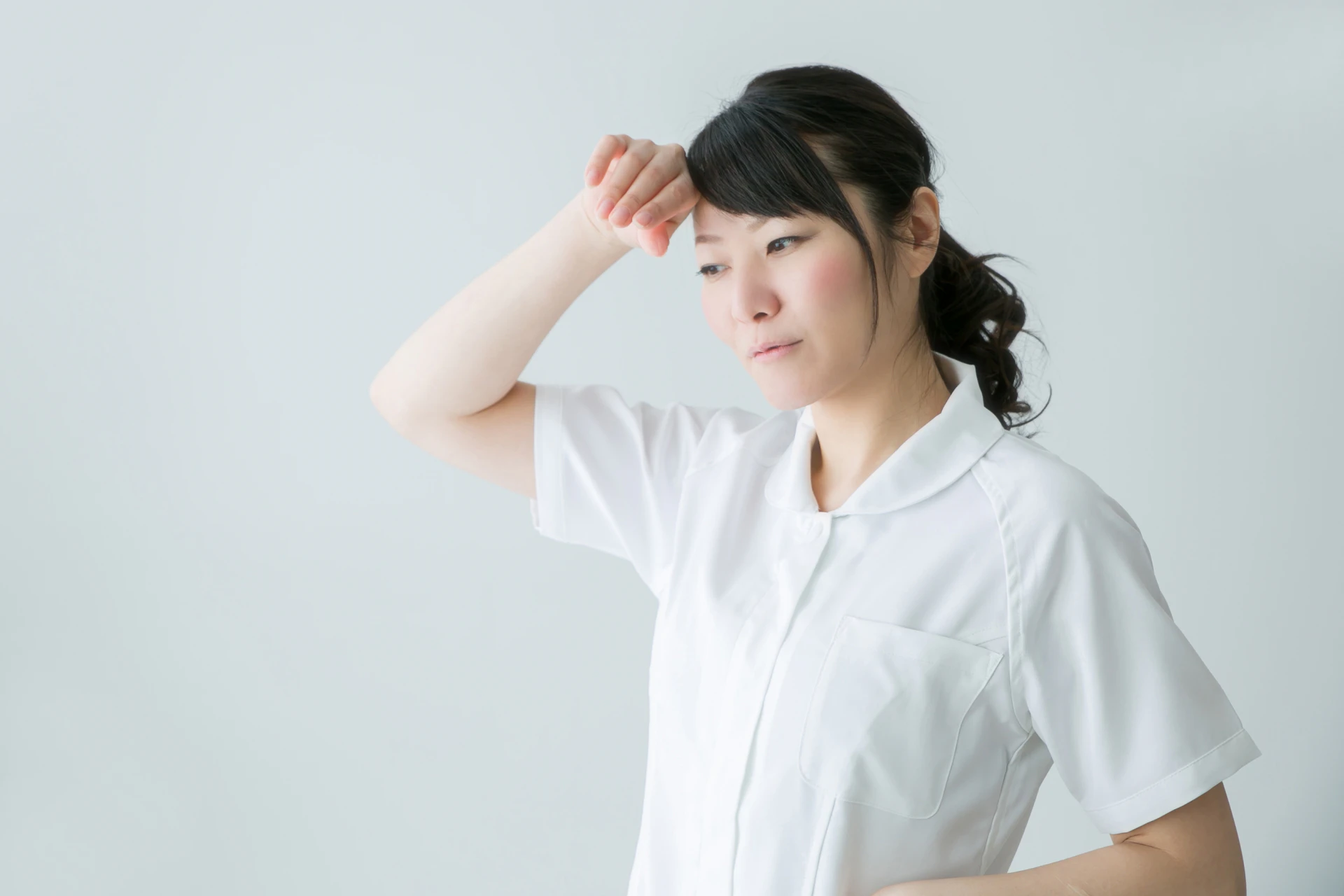 看護師が一息ついている