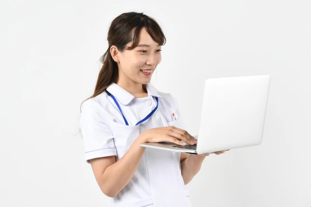パソコンを触っている看護師