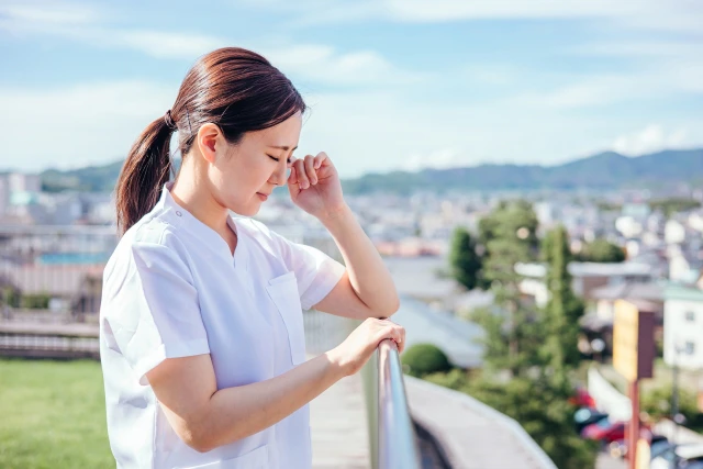 涙をふく看護師さん